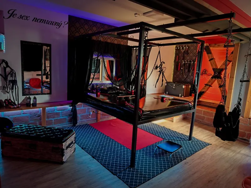 BDSM Room s křížem a houpačkou